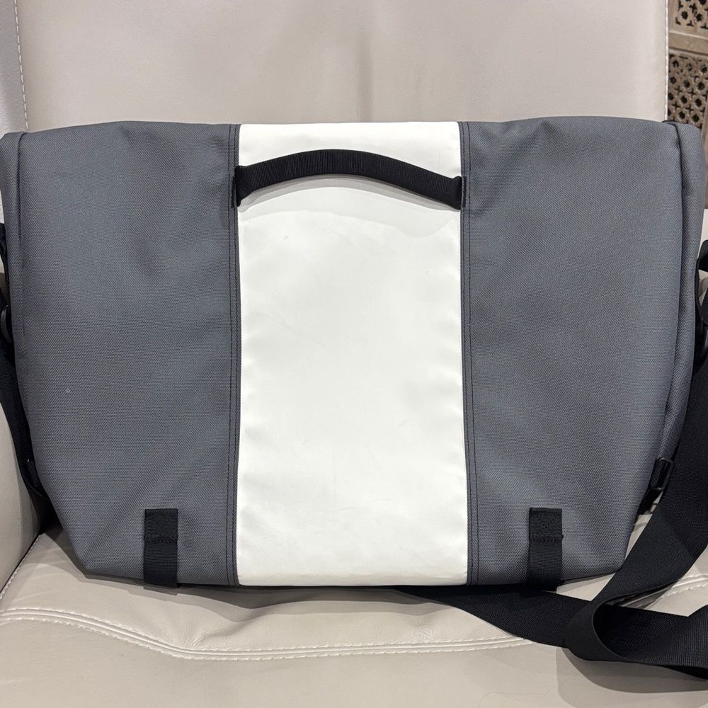 Timbuk2 Charcoal and Ivory Messenger Bag NWOT - Picture 2 of 5